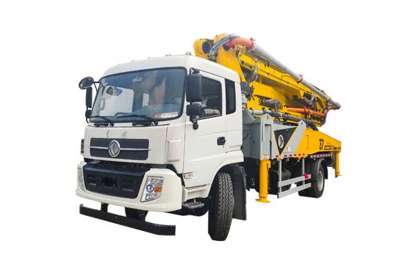 現(xiàn)在在農(nóng)村市場建房、水利、道路施工的比較多，混凝土的需求量越來越大，所以38米攪拌泵車市場需求越來越大。大部分在城里務(wù)工的工友看到了這個市場的商機，都選擇購買38米攪拌泵車回家創(chuàng)業(yè)致富。但是小博在此還是給大家提醒下：市場前景雖好，購買依然需謹慎！  攪拌泵車  購機前的注意事項，需考慮做前期市場調(diào)查的問題：  1、你是否對設(shè)備有足夠的了解，具體施工情況了解嗎?  2、你所在的地方區(qū)域，目前房建、水利市場如何，是否有攪拌泵車的需求？  3、你老家的目前商品混凝土的價格？市場需求是否現(xiàn)場攪拌混凝土？  4、市場的前景預(yù)期，至少要考慮三到五年？  5、你是否能夠吃苦？雖然38米攪拌泵車提高了效率、節(jié)省勞動力，但搞混凝土澆筑這一行，畢竟還是比較辛苦。要做好心理準備。  6、設(shè)備操作人員的統(tǒng)籌，需要操作人員4-5名，都需要能吃苦喲！哪里的錢都不好賺。  7、充足的資金準備，購買設(shè)備一般在60-120萬之間，雖然廠家會給你提供了融資平臺，但是首付款您還是要準備的。  以上市場調(diào)查了解清楚以后再購買攪拌泵車是不是更安心呢，詳細各位把設(shè)備買回家，要不了多少就可以回本了~